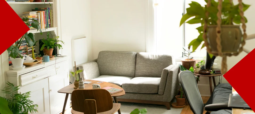 Salon lumineux et chaleureux d'un appartement