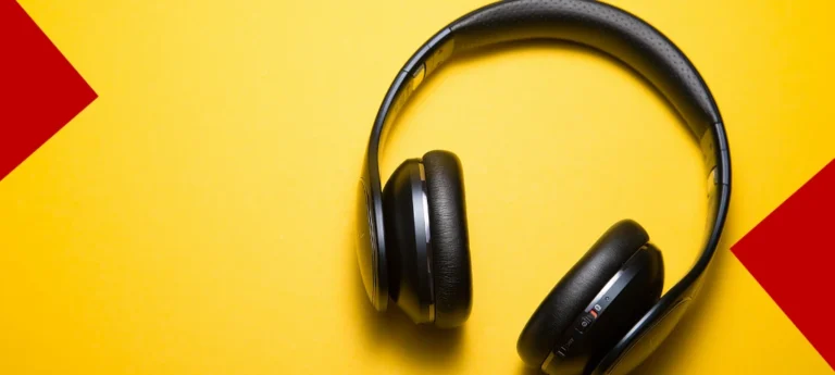 Image d'un casque audio de couleur noir sur un fond de couleur jaune
