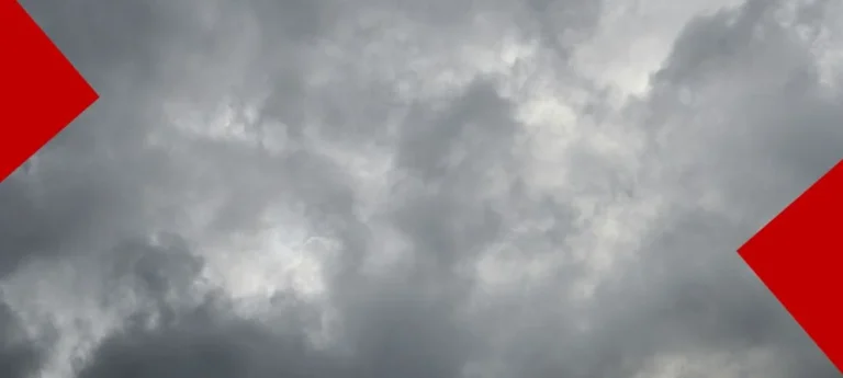 Vue d'un ciel couvert d'épais nuages gris orageux et tourbillonnants, encadrée par deux formes géométriques rouges triangulaires en haut à gauche et en bas à droite.