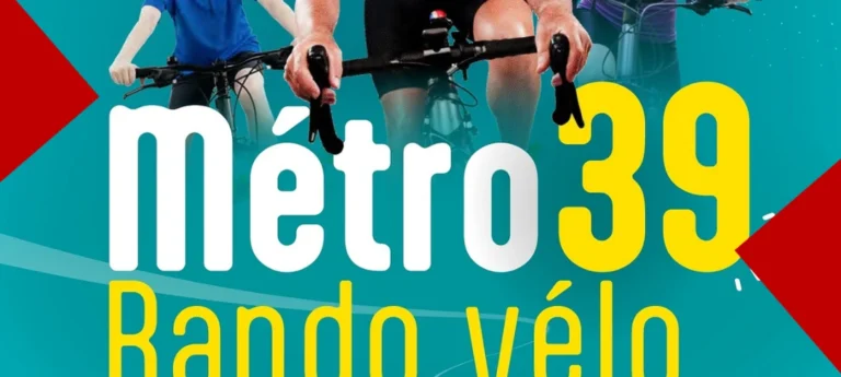 Affiche promotionnelle pour un événement cycliste. En haut, une image rognée montre trois cyclistes, dont un portant le maillot tricolore français sur son casque. En bas, en grand format, le titre est « Métro » en blanc, suivi du nombre « 39 » en jaune. En dessous, le texte « Rando vélo » est également en jaune. L'arrière-plan est un dégradé de bleu turquoise avec des motifs géométriques et des lignes de courbes de niveau, encadré par des triangles rouges.