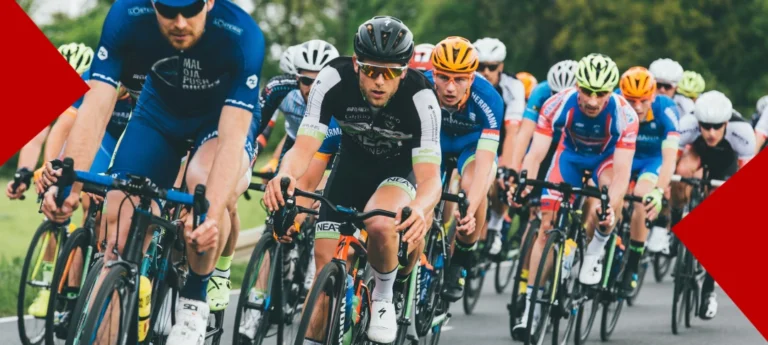 Peloton de coureurs cyclistes en pleine course lors d'une étape de compétition