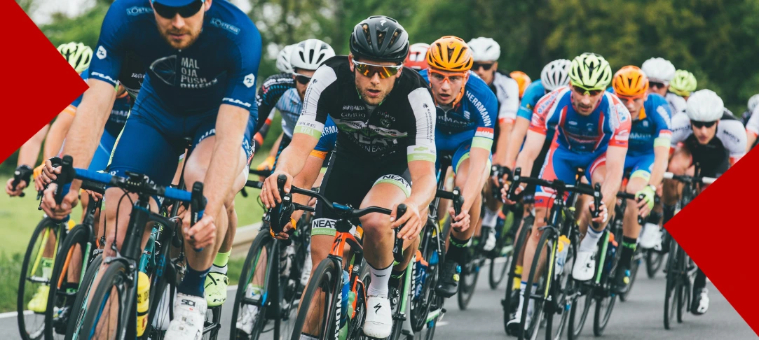 Peloton de coureurs cyclistes en pleine course lors d'une étape de compétition