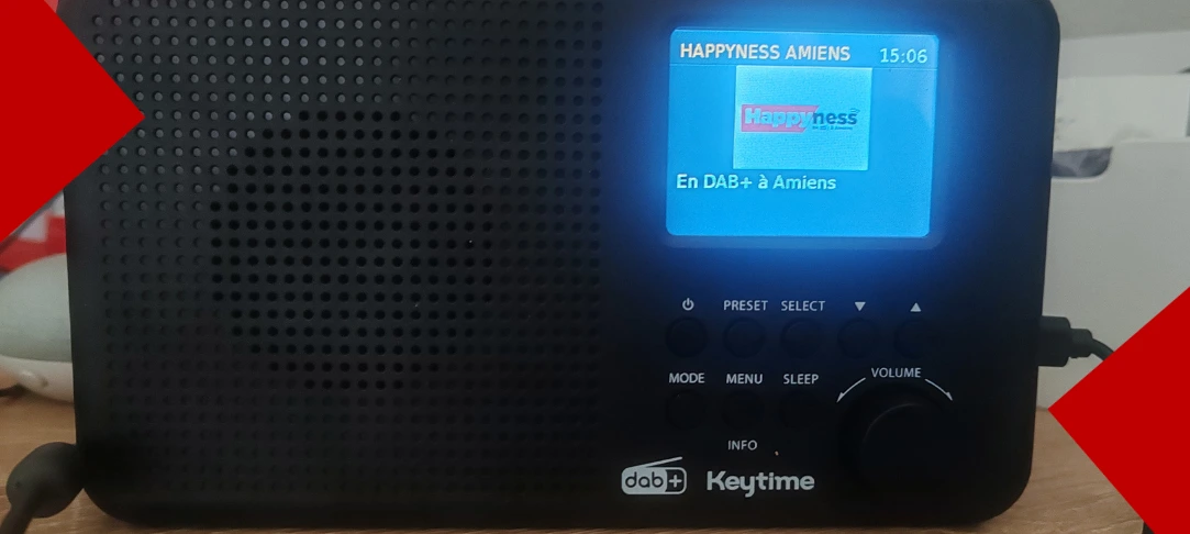 Poste de radio noir de la marque Keytime affichant sur son écran rétroéclairé le logo de Radio Happyness Amiens en diffusion DAB+.