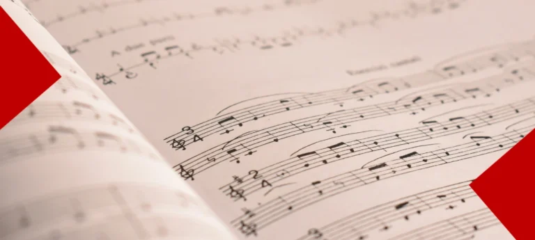 Image qui représente deux de pages de partitions musicales avec ses notes de musiques.