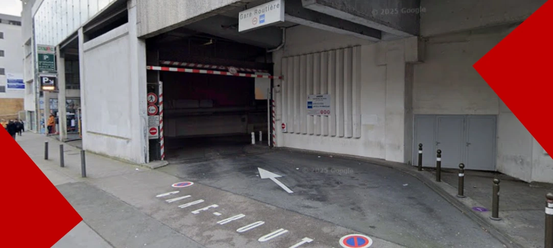 Photographie de l'accès routier de la gare routière d'Amiens. La structure en béton montre une rampe descendante avec un panneau supérieur indiquant « Gare Routière », une flèche blanche et un marquage au sol. Des éléments graphiques rouges encadrent les coins de l'image.
