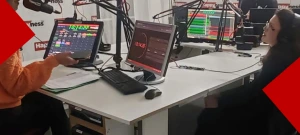 Vue de l'intérieur du studio de la radio locale Happyness à Amiens, avec deux animatrices installées devant les micros et les écrans de diffusion lors d'une émission en direct.