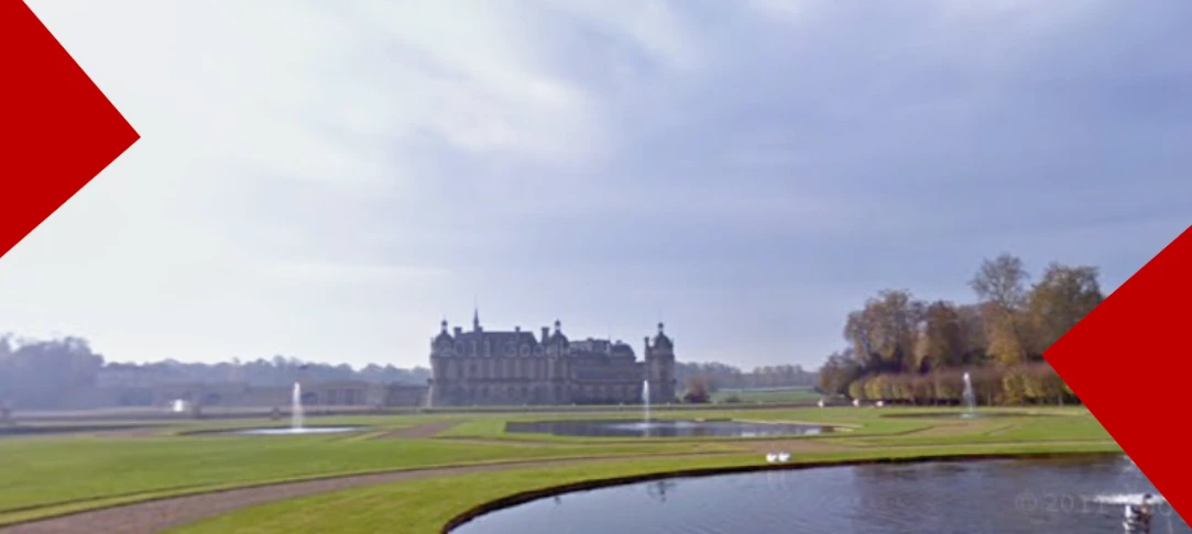Une vue du château de Chantilly à travers ses jardins formels avec des étangs et des fontaines, encadrée par des flèches rouges géométriques sur les bords.