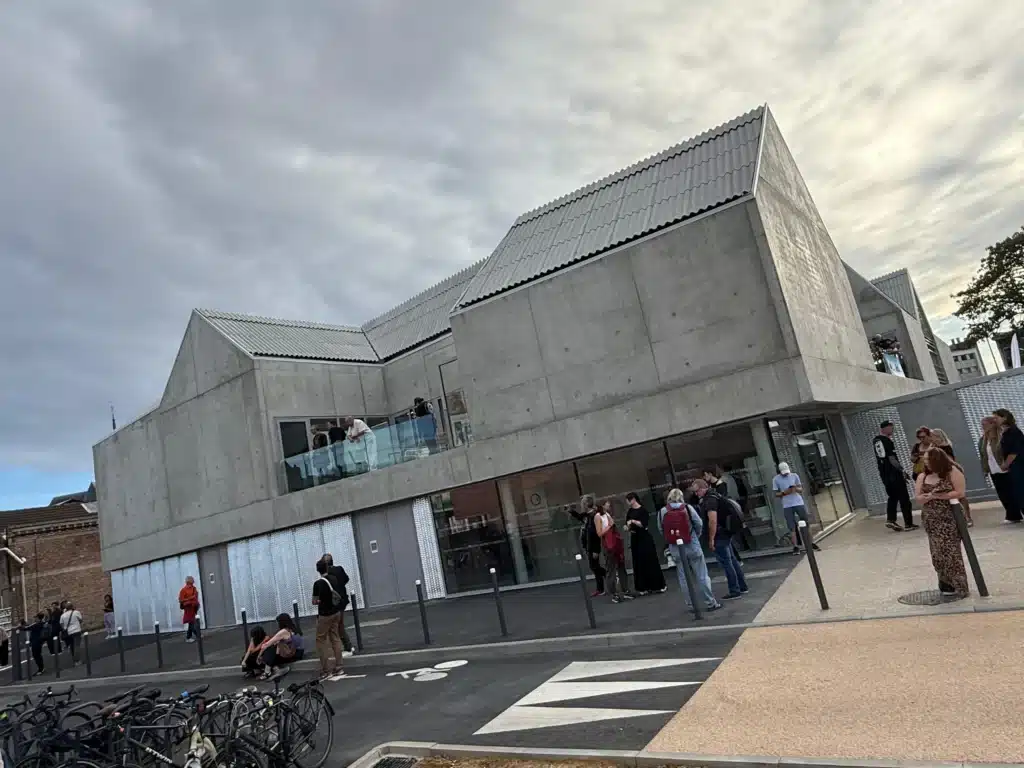 UNE SELECTION HAPPYNESS RADIO - L'inauguration de la grande salle SMAC de la Lune des Pirates à Amiens se déroule ce samedi 12 septembre. Happyness Radio est sur place pour vous faire vivre cet événement via son site internet et sur Instagram.